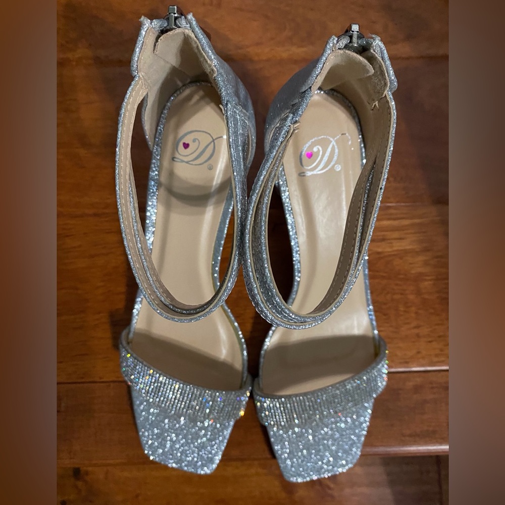 ❤️D brand. Silver. Size 9 sandals. - Picture 8 of 8